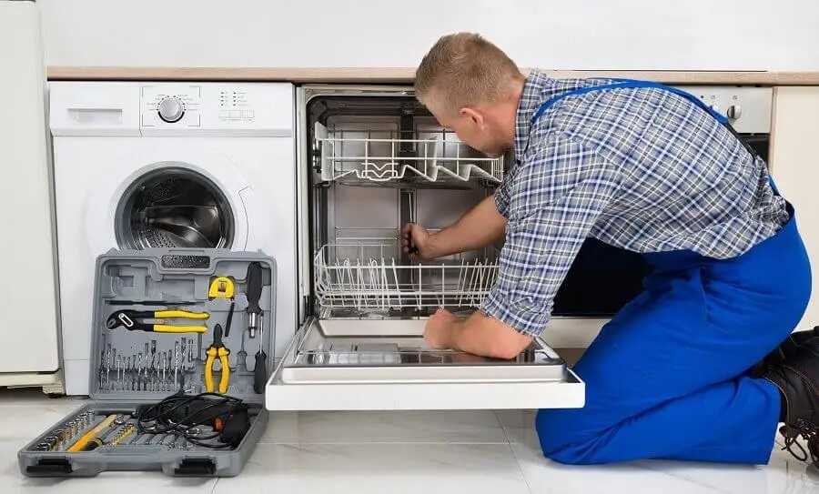 Gölbaşı Hoover servisi teknisyen ekibi beyaz eşya tamiri yaparken